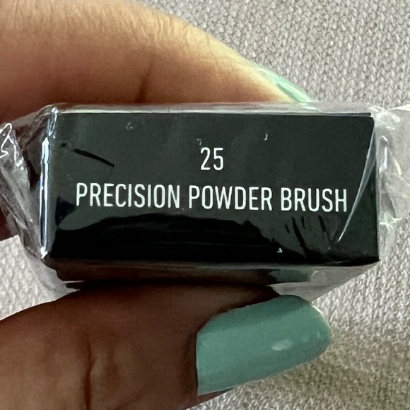 KAT VON D: Lock-it precision powder brush #25 NEW AND SEALED - Picture 3 of 3